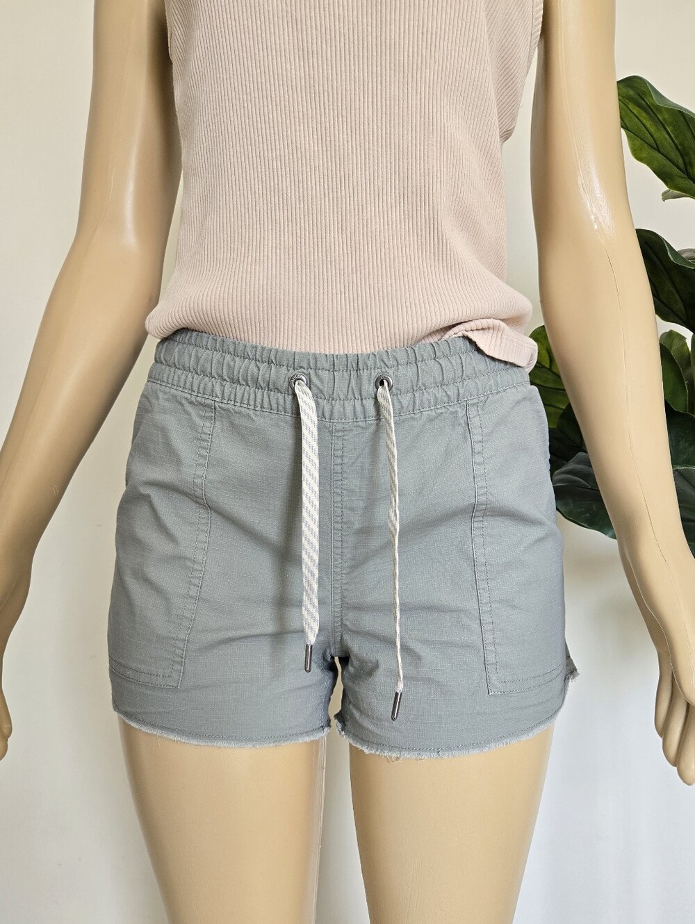 Vuori Vintage Ripstop Raw Hem Shorts Size S Women's Green Color